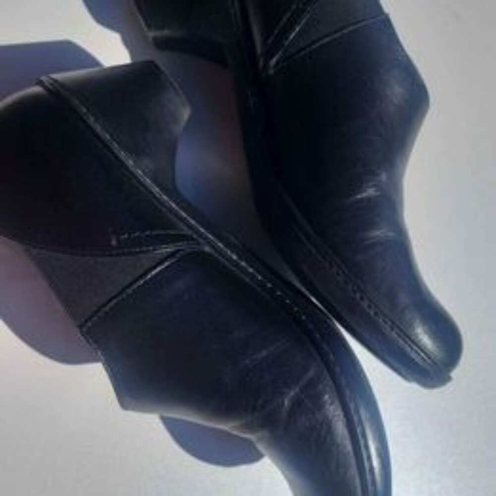 Womens Size 39 (US Eight and a Half / 8.5) Black Dansko Clogs w/Heel Shoes